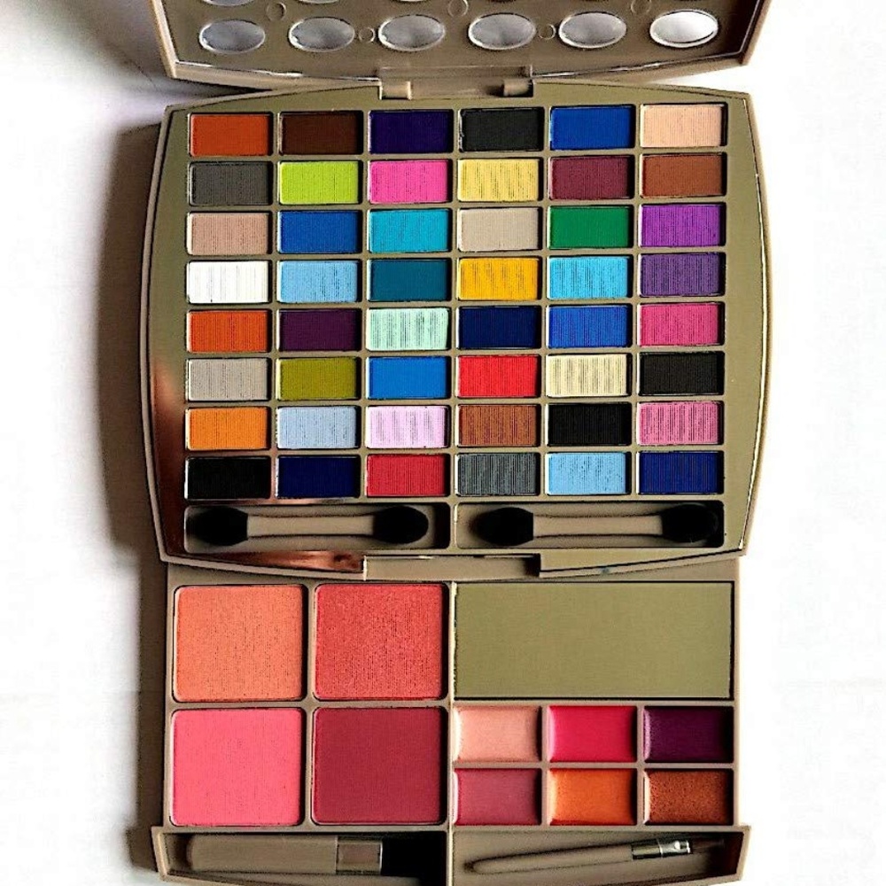 BR Natural Smokey Eye Kit Eyeshadow Blush Lipgloss